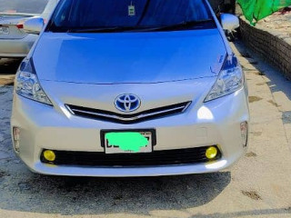 toyota-prius-alpha-2012