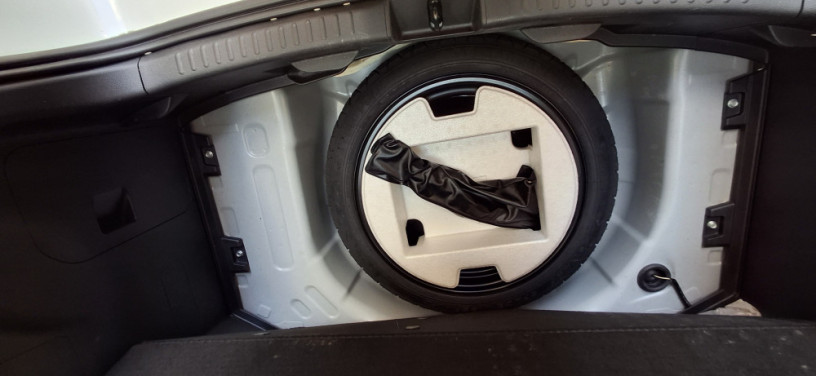 toyota-yaris-x-package-202124-pearl-white-big-2