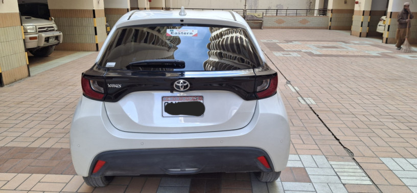 toyota-yaris-x-package-202124-pearl-white-big-4