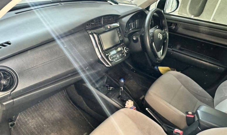 toyota-corolla-axio-hybrid-pearl-white-big-5