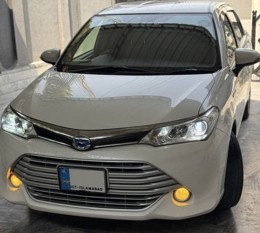 toyota-corolla-axio-hybrid-pearl-white-big-3