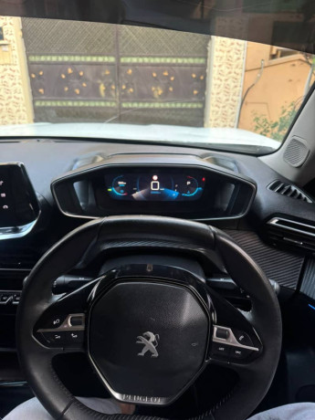 peugeot-2008-allure-2023-big-12