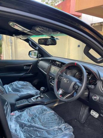 toyota-fortuner-gr-s-2025-big-5