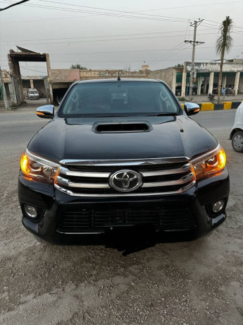 toyota-hilux-revo-v-automatic-30-2017-big-0