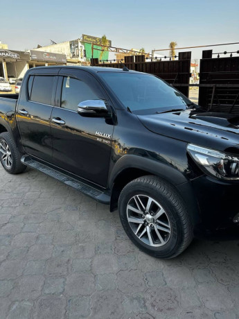 toyota-hilux-revo-v-automatic-30-2017-big-4