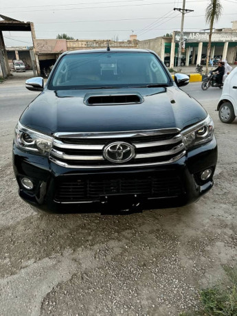 toyota-hilux-revo-v-automatic-30-2017-big-2