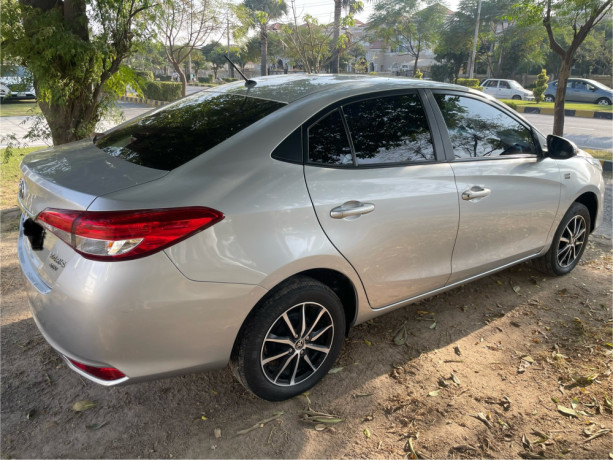 toyota-yaris-sedan-ativ-cvt-13-big-3