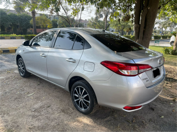 toyota-yaris-sedan-ativ-cvt-13-big-4