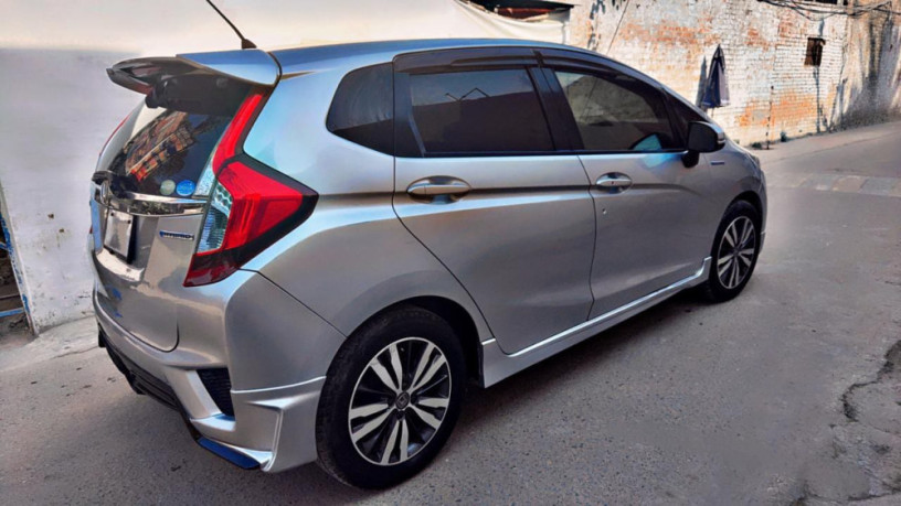 honda-fit-15-hybrid-rs-fully-loaded-big-4