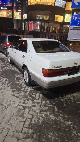 toyota-crown-1995-royal-saloon-big-9