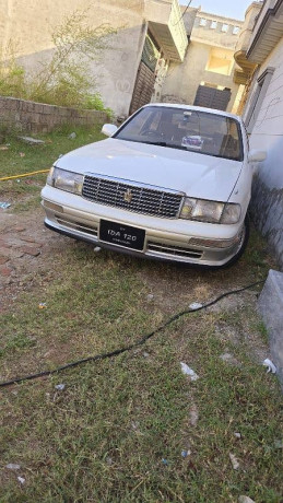 toyota-crown-1995-royal-saloon-big-17