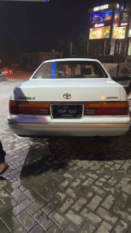 toyota-crown-1995-royal-saloon-big-11