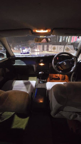 toyota-crown-1995-royal-saloon-big-0