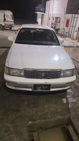 toyota-crown-1995-royal-saloon-big-1