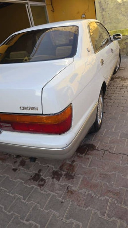 toyota-crown-1995-royal-saloon-big-18
