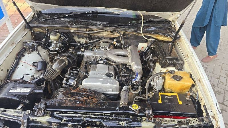 toyota-crown-1995-royal-saloon-big-4