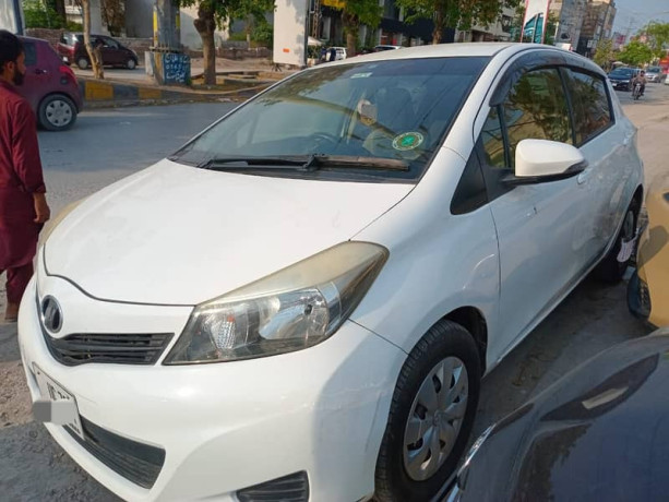 toyota-vitz-2012-big-3