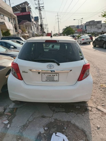 toyota-vitz-2012-big-6