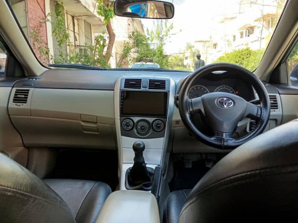 toyota-corolla-gli-2011-big-6