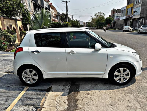 suzuki-swift-dlx-automatic-13-navigation-2019-big-3