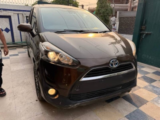 toyota-sienta-2015