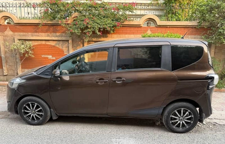 toyota-sienta-2015-big-9