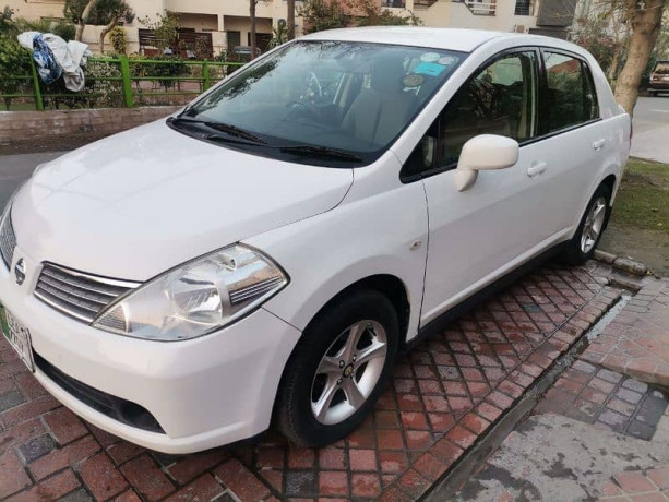 nissan-tiida-2007-big-1