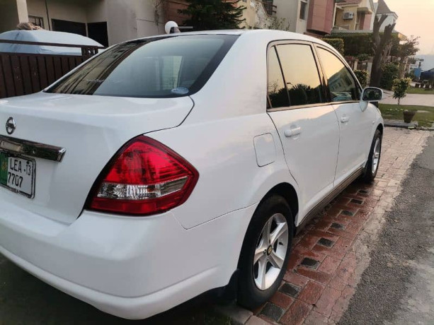 nissan-tiida-2007-big-0