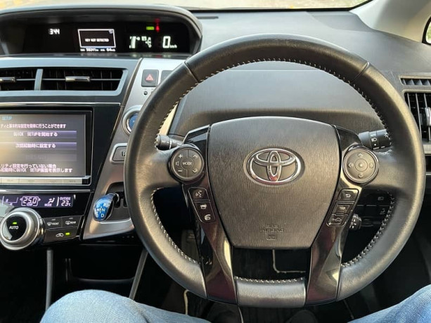 toyota-prius-alpha-2018-big-14