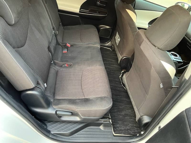 toyota-prius-alpha-2018-big-12