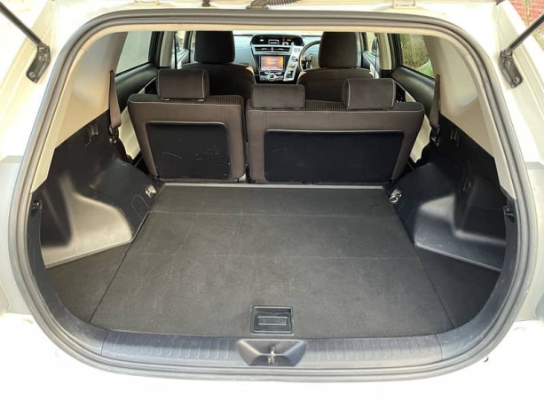toyota-prius-alpha-2018-big-19