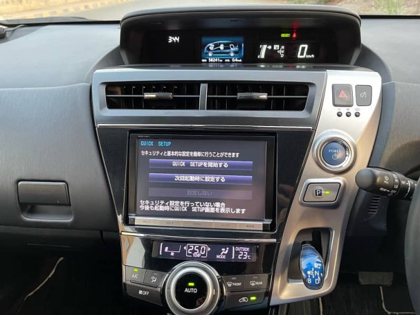 toyota-prius-alpha-2018-big-15