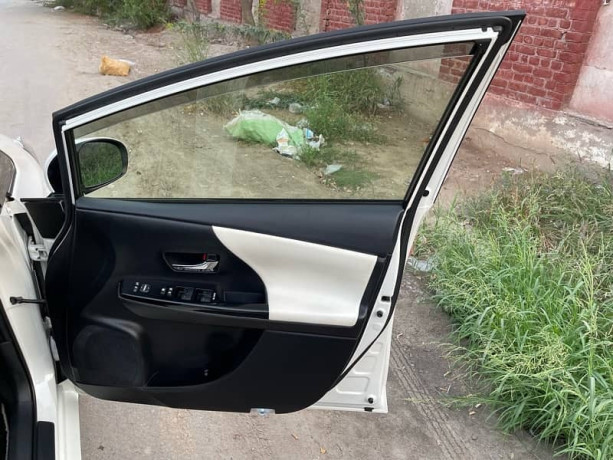 toyota-prius-alpha-2018-big-13