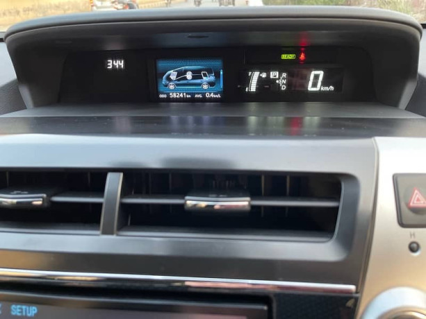 toyota-prius-alpha-2018-big-16