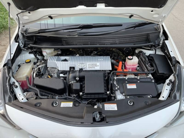 toyota-prius-alpha-2018-big-18