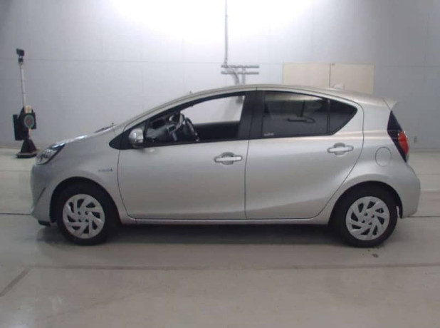 toyota-aqua-s-push-start-2018-big-8