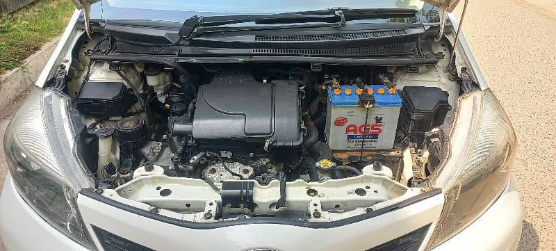 toyota-vitz-2014-big-14