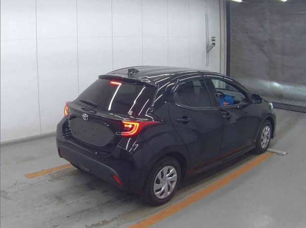 2021-toyota-yaris-hatchback-g-big-4