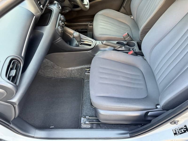 toyota-yaris-2021-big-17