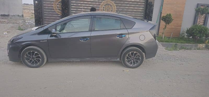 toyota-prius-2011-big-7
