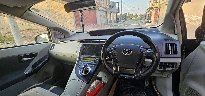 toyota-prius-2011-big-1
