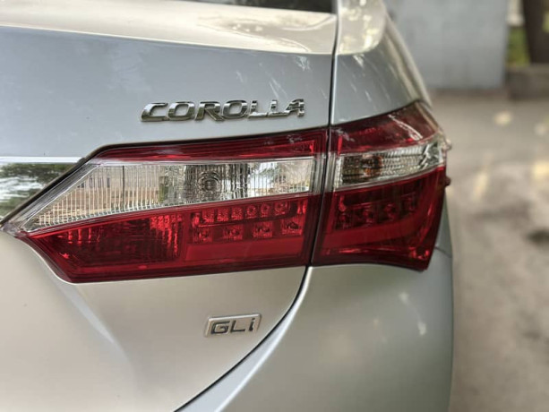toyota-corolla-gli-13-manual-2017-model-lahore-registered-big-5