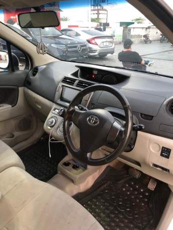 toyota-passo-sette-7-seater-big-4