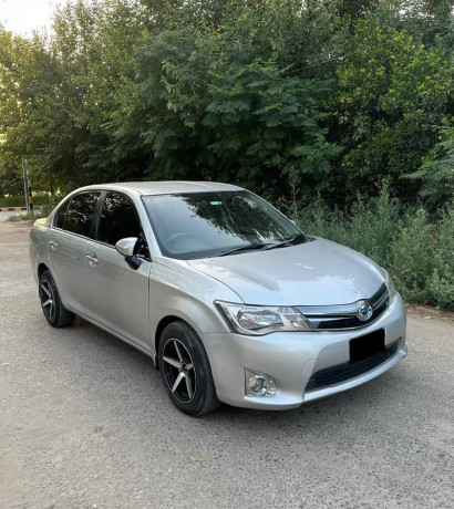 toyota-corolla-axio-2013-big-0