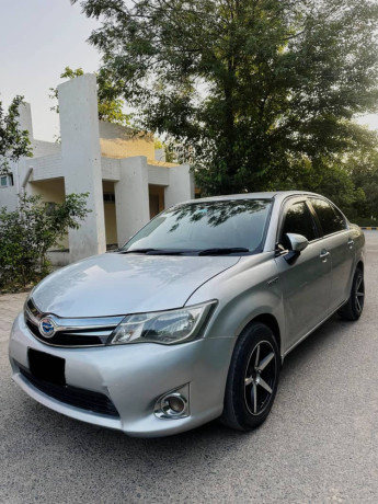 toyota-corolla-axio-2013-big-2