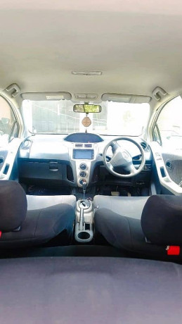 toyota-vitz-2010-big-15