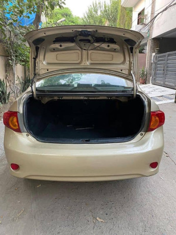 toyota-corolla-gli-2011-big-11