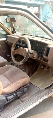 nissan-pickup-1990-big-2
