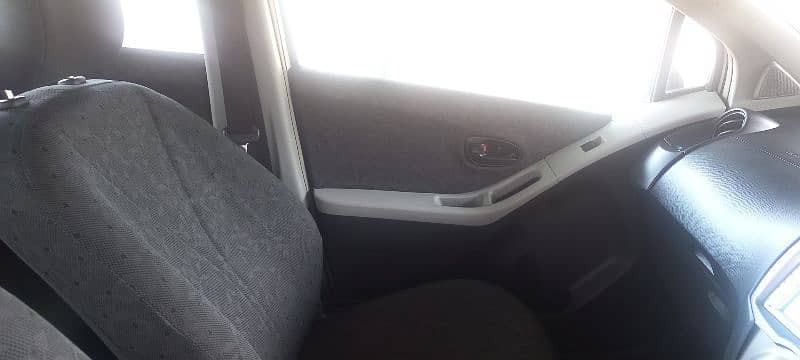 toyota-vitz-20102013-big-6