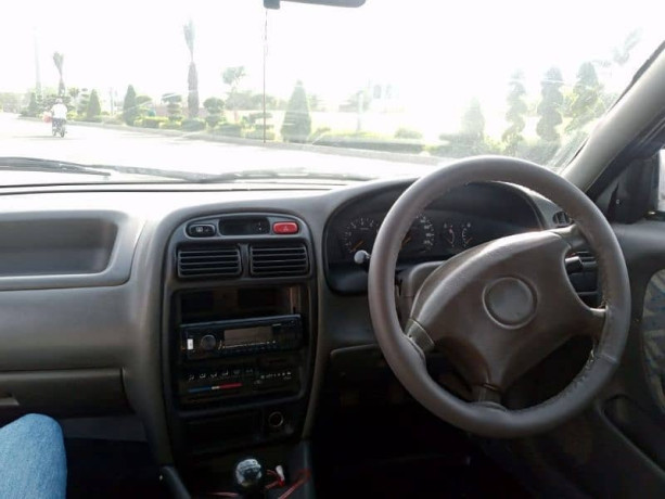 suzuki-baleno-2004-big-6